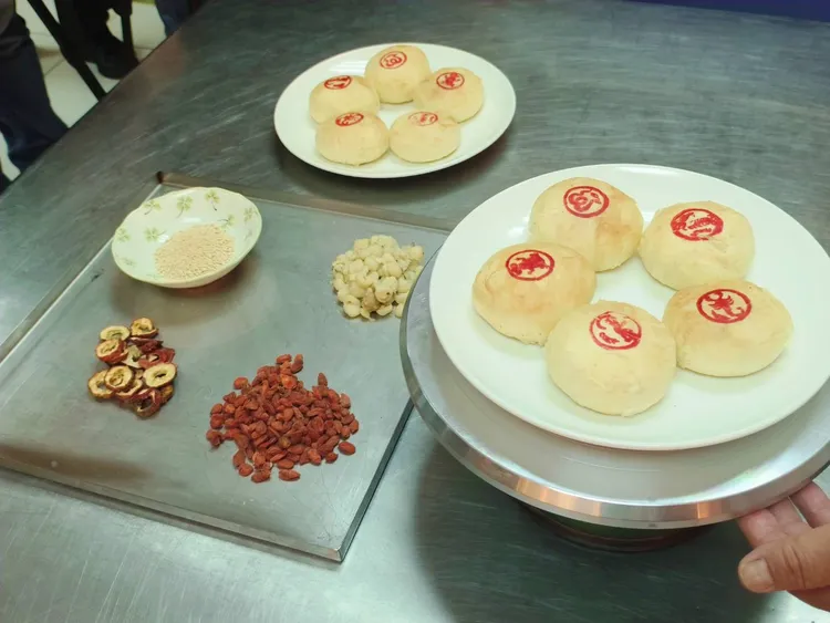 「五毒餅」名稱奇特，但實際上是傳統的酥餅，內餡包括綠豆沙、蓮子和山楂等，清甜爽口。市府提供