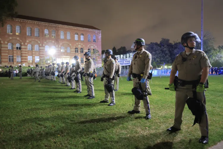 警方強勢進駐UCLA校園，隔開雙方衝突。路透