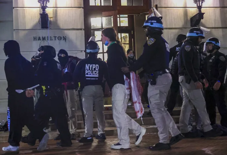 美國哥倫比亞大學發生挺巴示威學生攻佔校內建築，警方進場逮人。路透