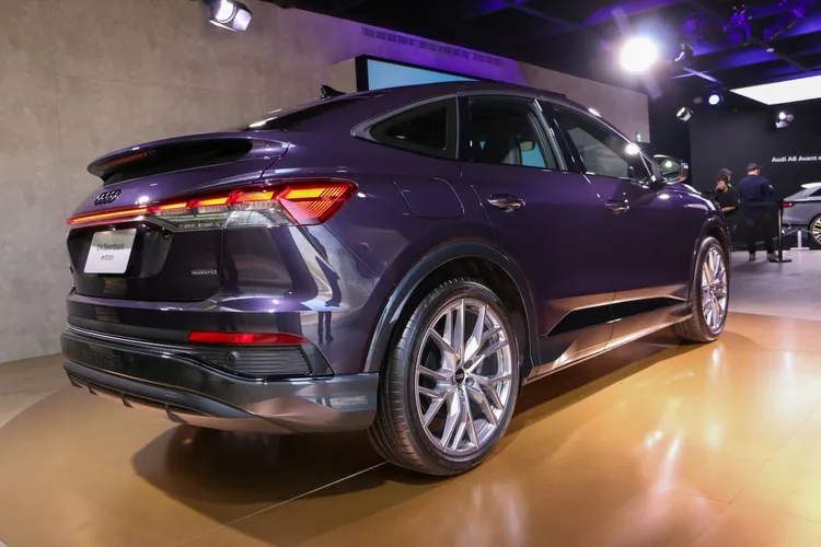 Q4 Sportback e-tron 更採流線低趴的斜背式轎跑設計，賦予動感美學，同時兼顧空氣動力學。林浩昇攝