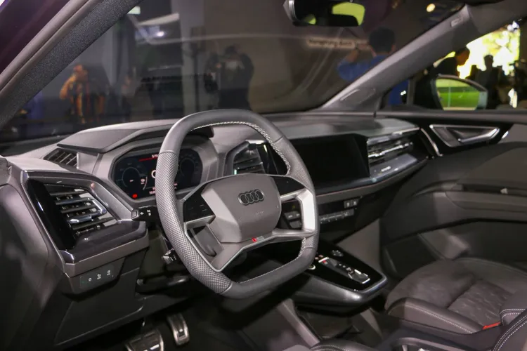 駕駛前方配置10.25吋Audi 數位駕駛座艙，搭配附動能回收撥片多功能方向盤，及e-tron 專屬排檔控制。林浩昇攝