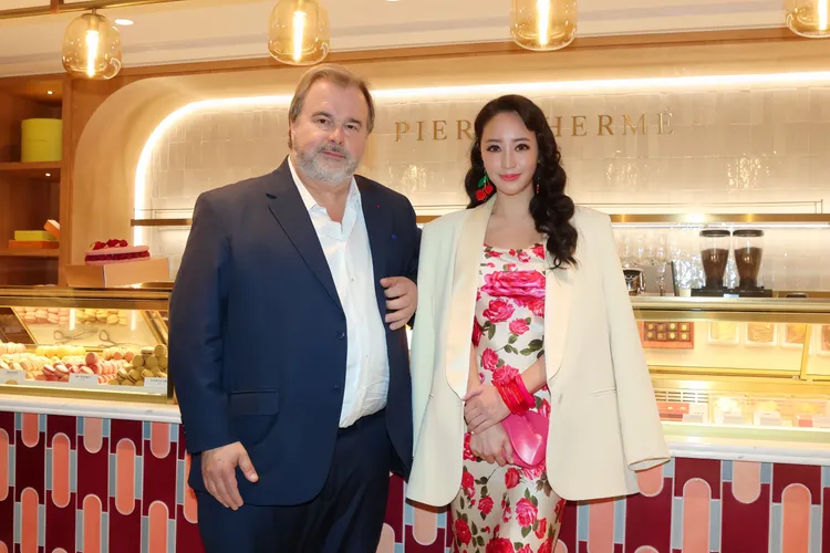 關穎（右）與創辦人合照。彭欣偉攝