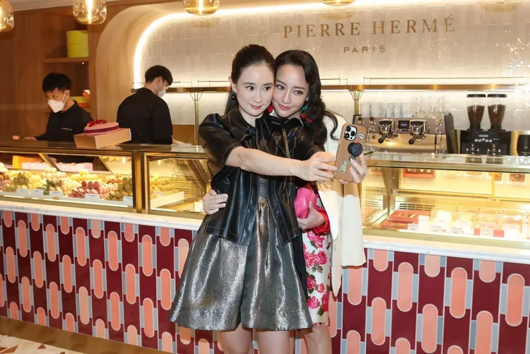 李晶晶（左）與關穎在店中合照。彭欣偉攝