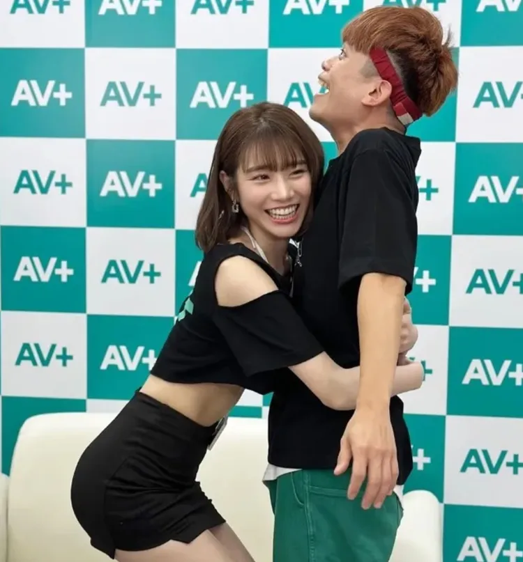 蔡阿嘎去年被河北彩花（改名河北彩伽）緊抱。翻攝蔡阿嘎臉書