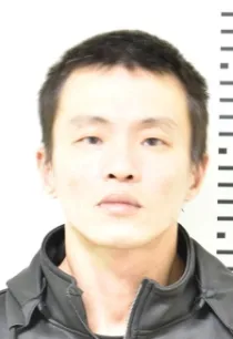 依刑事局通緝資訊顯示，簡男逃離時著白色上衣、黑色長褲、外穿長袖方格紋襯衫。翻攝照片