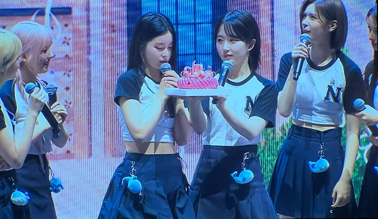 老么圭珍（左三）下周日過生日，粉絲提早為她暖壽。讀者提供