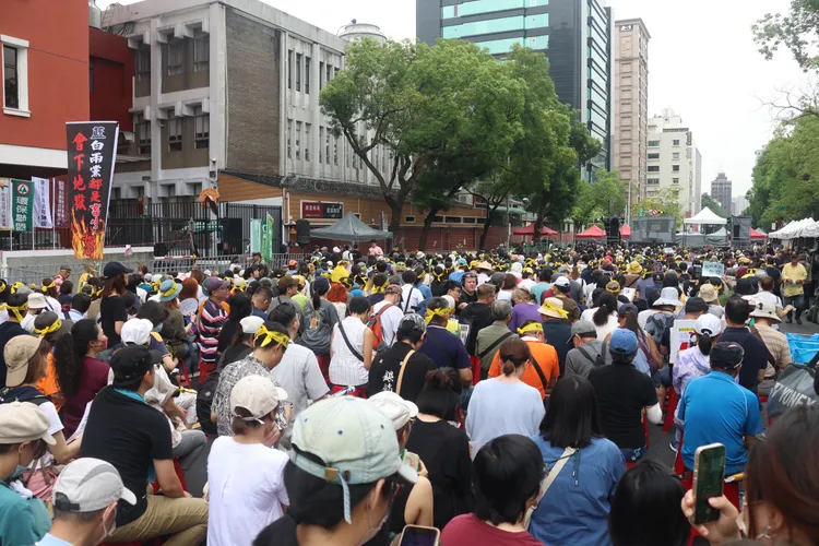 24日時，群眾聚集在濟南路上抗議。資料照片 彭欣偉攝