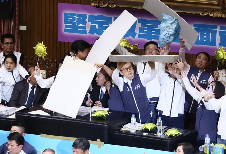 民進黨團朝主席台扔「藍垃圾」。彭欣偉攝