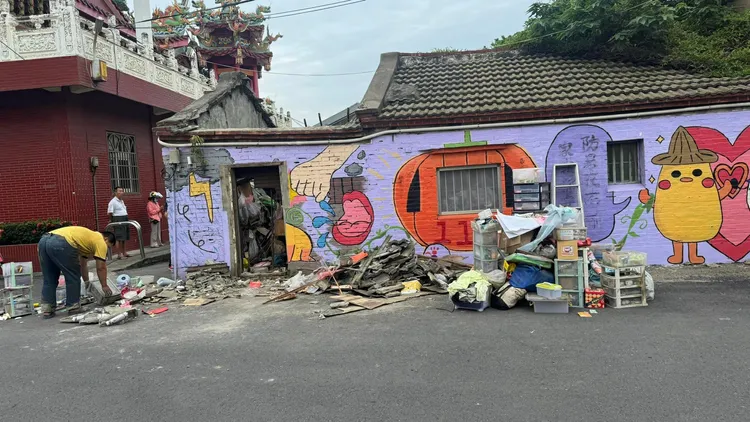 謝婦慘遭崩塌屋頂活埋。翻攝《彰化縣議員賴清美》臉書