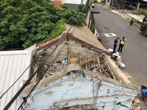 民宅屋頂突崩塌!她慘遭瓦礫堆活埋 「露一隻手臂」求救嚇壞兒