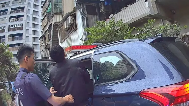 警方逮人移送。桃園警分局提供