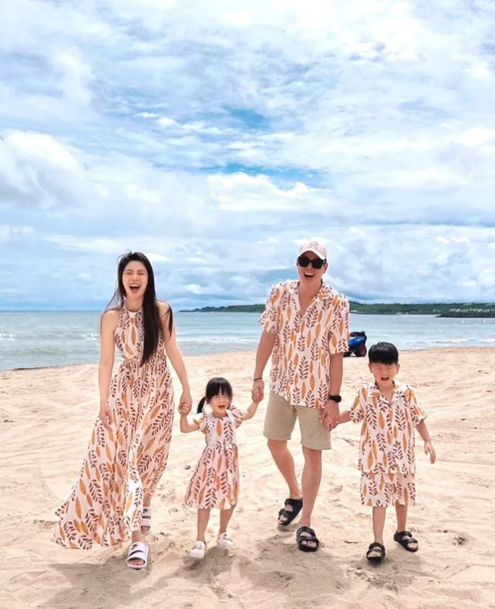 白家綺和老公吳東諺帶著女兒及兒子在海邊。翻攝sabrinapai0420 IG