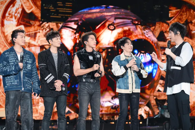 五月天阿信與Energy在台上開心互動。相信音樂提供