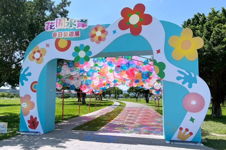 「花開水岸•春日藝遊展」在新北大都會公園熱情綻放。高灘處提供