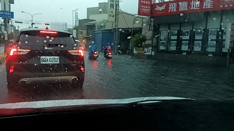 大雷雨狂轟，苗栗竹南多處淹水。翻攝竹南大小事社團