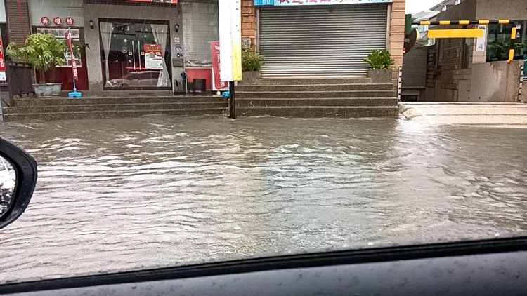 大雷雨狂轟，苗栗竹南多處淹水。翻攝竹南大小事社團