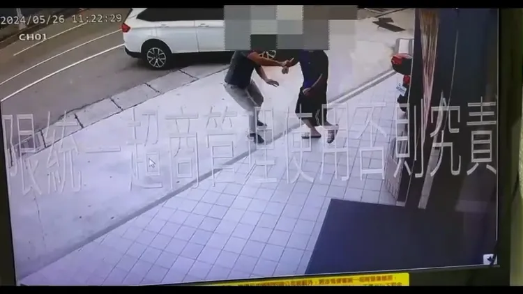 徐男（右）與超商店長在門口發生肢體衝突。民眾提供