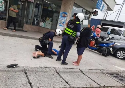 苗栗女超商行竊被識破 男友揮美工刀攻擊店長!遭顧客合力制伏