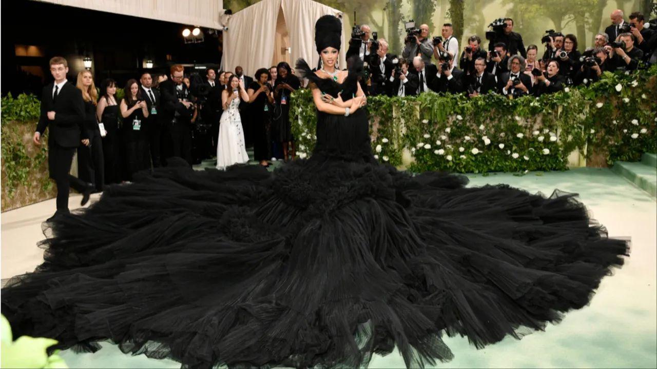 Met Gala|Cardi B超浮誇爆乳禮服出動8人整理 網友戲稱「烏雲來襲」|壹蘋新聞網