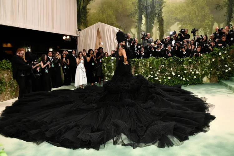 一整片黑壓壓裙擺被網友稱呼為「烏雲來襲」。美聯社
