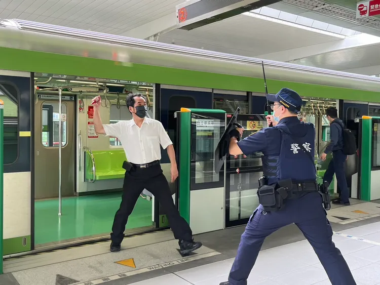 中捷公司表示已在各站配置盾牌、棍棒及防身噴劑，並加派人力、演練。中捷提供