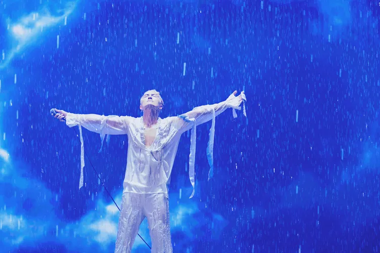 吳克群濕身唱情歌。滾石唱片提供