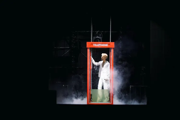 吳克群浸電話亭水缸。滾石唱片提供