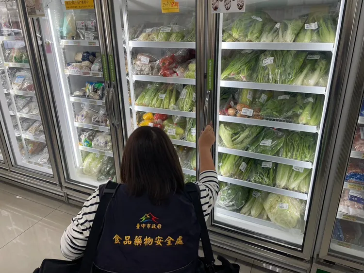 食安處抽驗賣場蔬果。市府提供