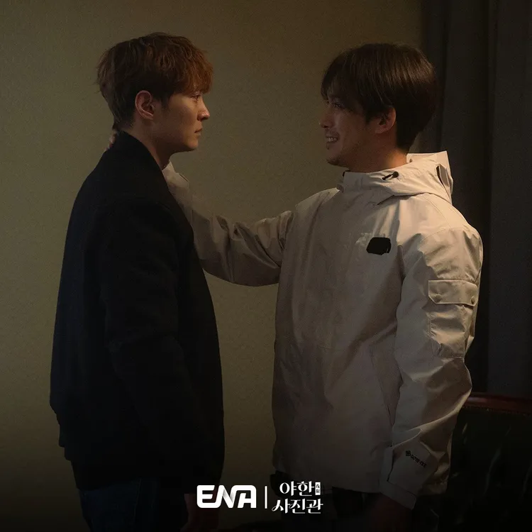 周元（左）劇中幫失蹤許久的叔叔朴基雄拍投胎前最後一張照片，拍攝時哭到無法恢復情緒。friDay影音提供