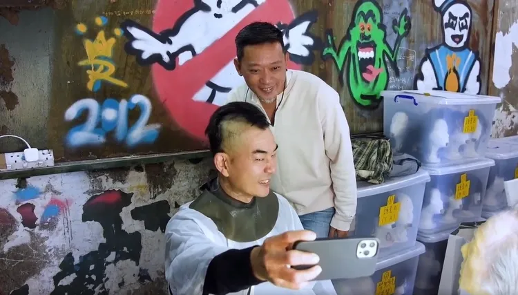 任賢齊（前）剃頭到一半跟鄭保瑞自拍。翻攝任賢齊臉書