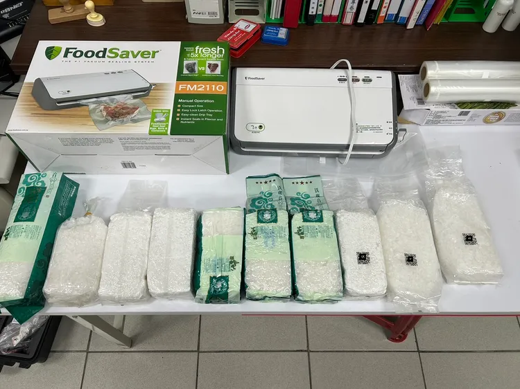 毒品內層真空袋有QR CODE之認證碼。翻攝畫面