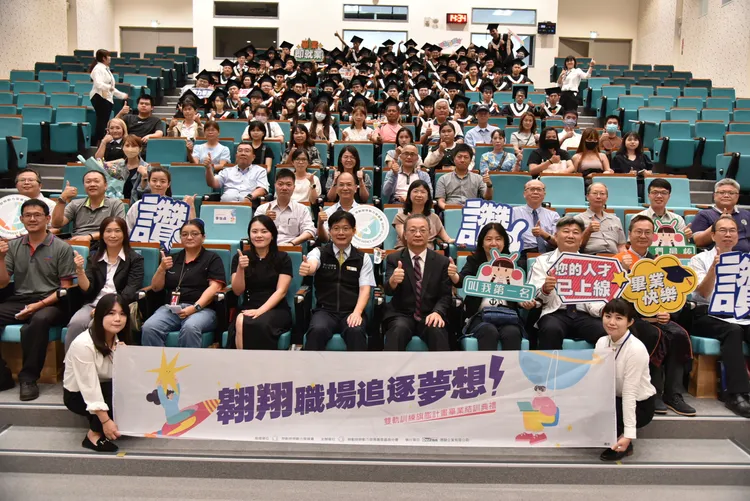 雙軌學子歡慶畢業。王志弘攝