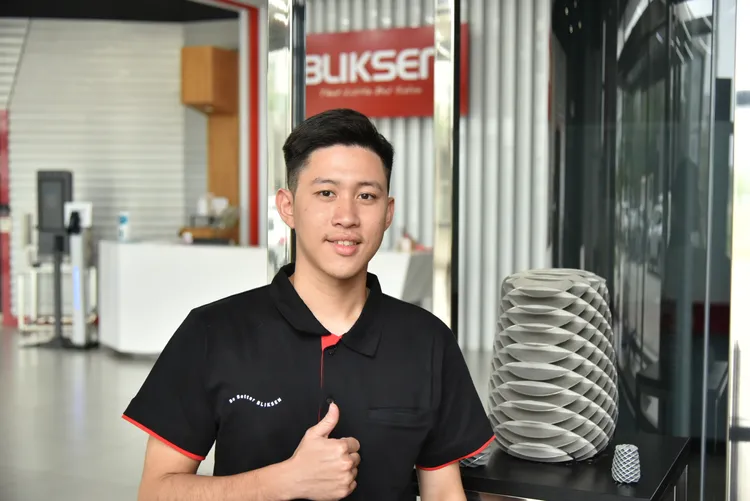 俞瀚翔笑說，畢業不失業，能讓家人放心了！王志弘攝