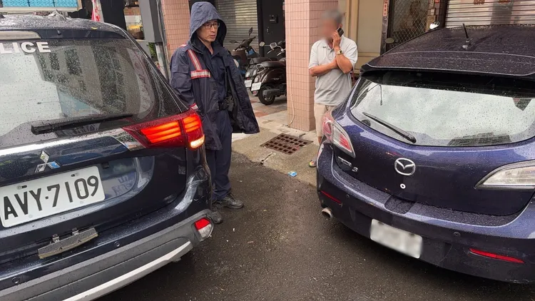 萬男(右)倒車時擦撞警車，酒測值超標。警方提供