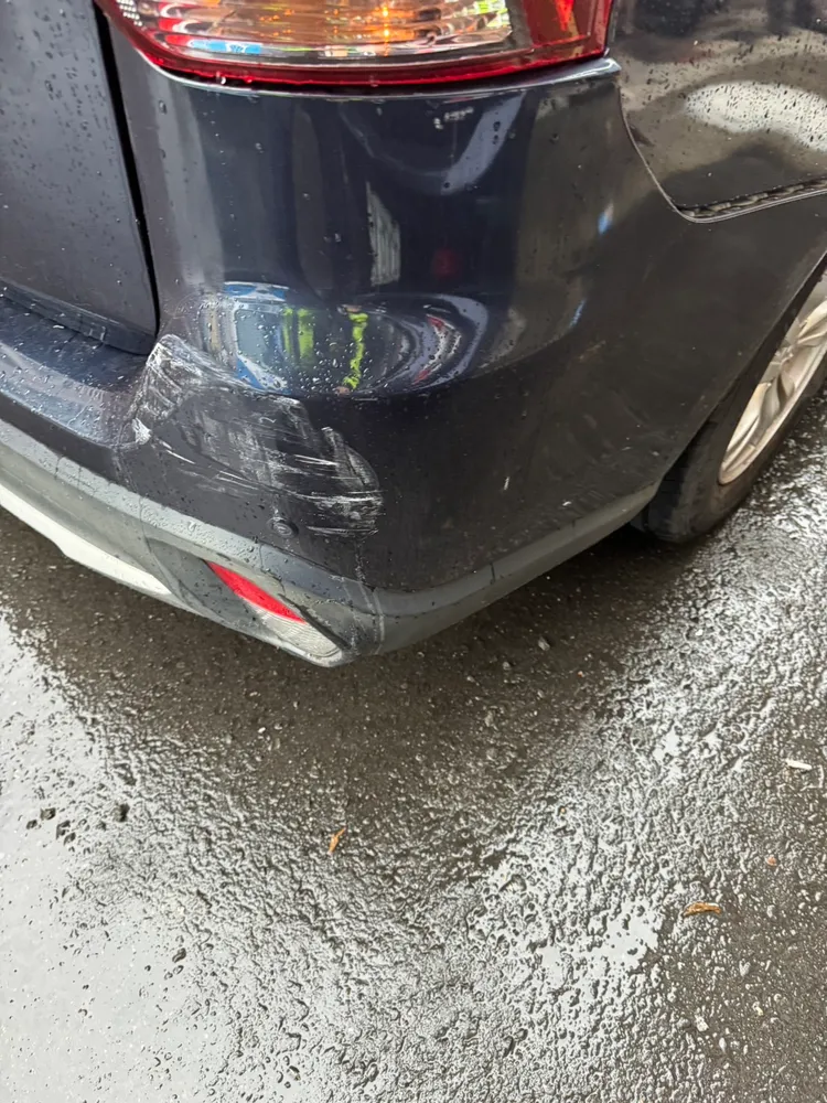 警車右後車尾有明顯擦痕。警方提供