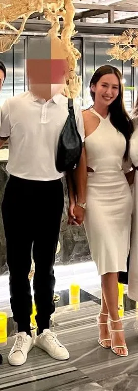 薔薔保護白衣男，把他臉上了馬賽克。翻攝薔薔臉書