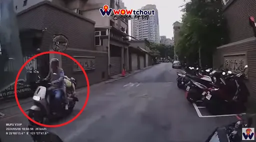 肯定不是金孫!家長騎車「孩竟癱躺後座」沒戴帽 網嚇:搞到像綁架