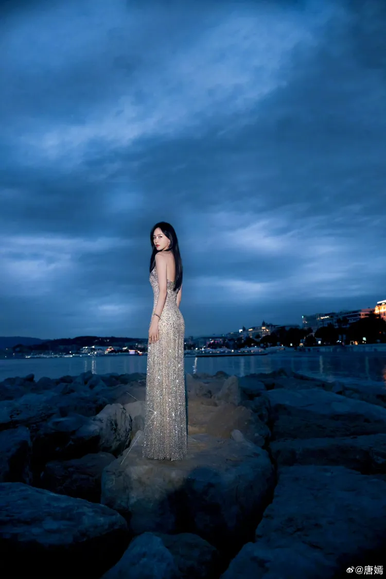 禮服的露背設計相當性感。翻攝唐嫣微博