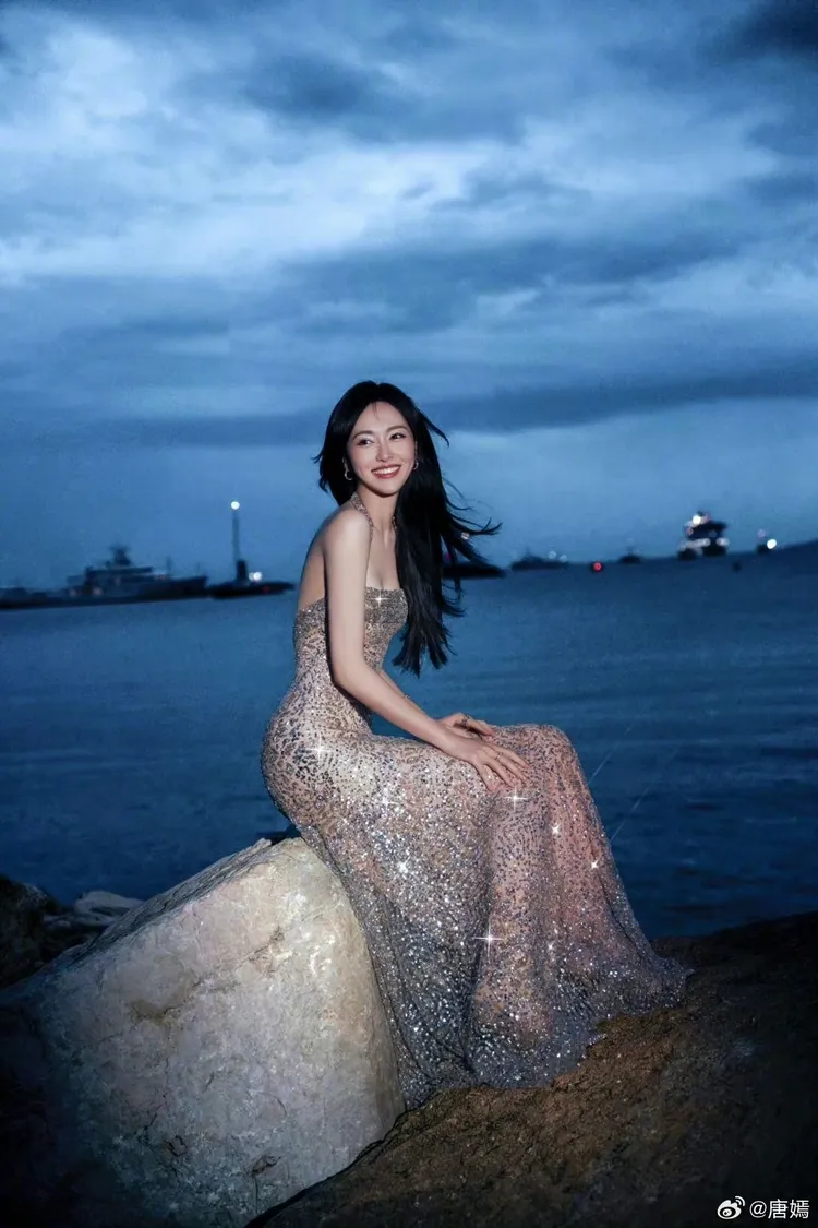 裙擺處還可見若隱若顯的美腿線條。翻攝唐嫣微博