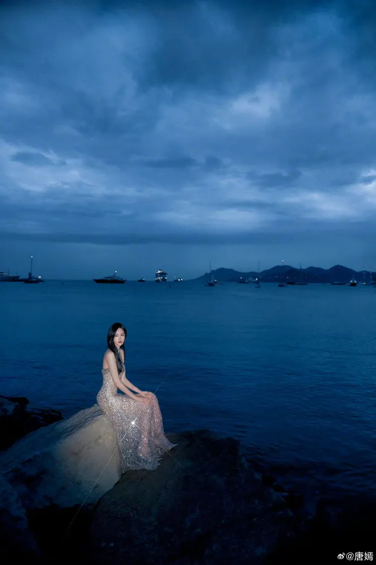 唐嫣坐在海邊的美照被網友大讚是美人魚。翻攝唐嫣微博