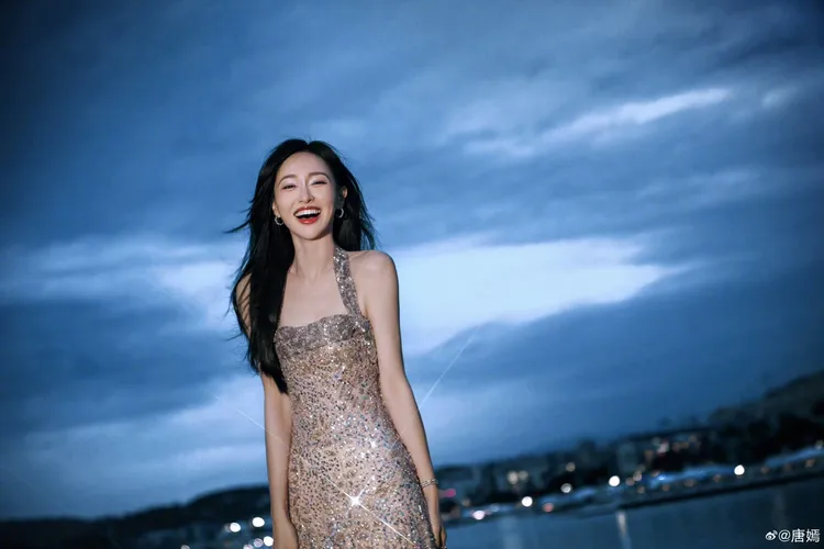 唐嫣穿著FENDI的訂製禮服。翻攝唐嫣微博