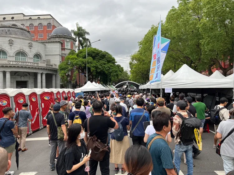 截至3點27分現場人數已破5000人。