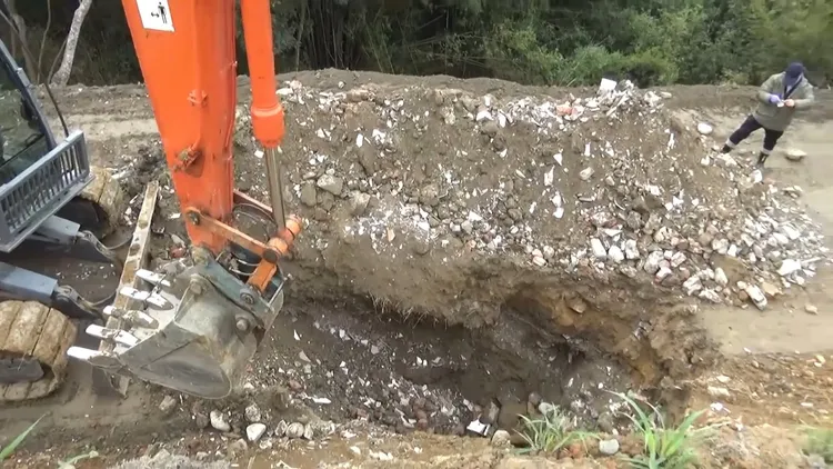 現場挖出填埋的廢塑膠及磚瓦等事業廢棄物。保七總隊供