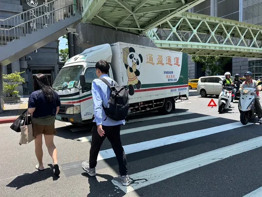 北市婦人過斑馬線摔跤　跌坐路中央慘遭小貨車輾斃