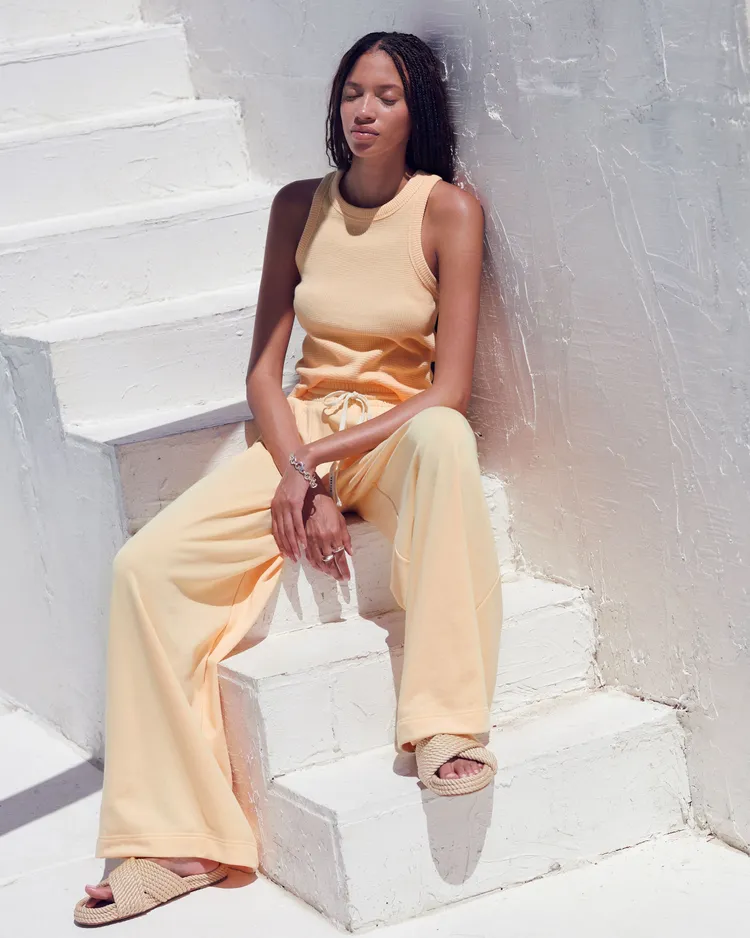 NYLORA將輕薄面料結合優雅剪裁推出舒適家居服。品牌提供