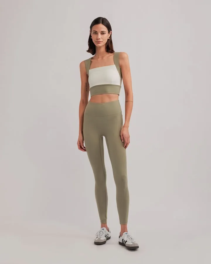 MARTA方領運動內衣（鼠尾草綠白）4080元、KAI 運動緊身褲（鼠尾草綠）5180元。品牌提供