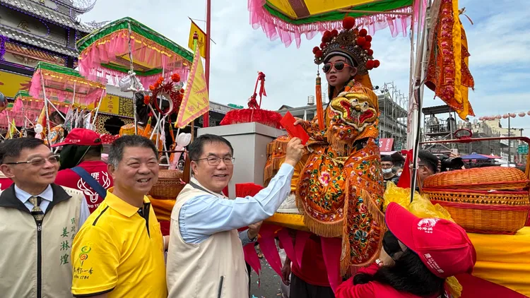 市長黃偉哲前往參拜，送上小紅包祝福蜈蚣陣神童。王志弘攝