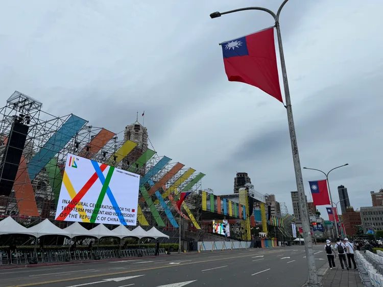 總統府前架設的舞台。彭欣偉攝