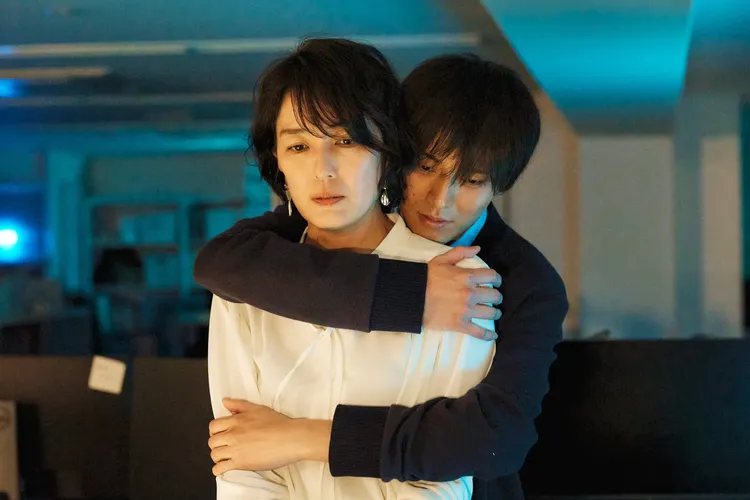 25歲的永瀬廉（後）在日劇《東京鐵塔》和48歲的板谷由夏墜入愛河。翻攝oshidoraEX X