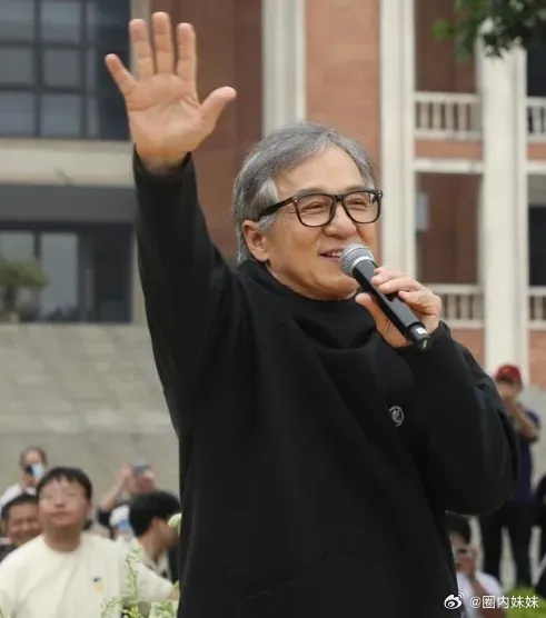 成龍1日出席武漢活動精神奕奕。翻攝圈內妹妹微博